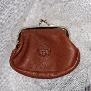 Brun portmonnä - Portmonnä köpt secondhand. Oanvänd. Storlek och frakt på ett ungefär. Köparen står för frakten. Buda i kommentarerna :) 