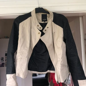 Snygg vårjacka  - Snygg vårjacka säljes pga vuxit ur. 