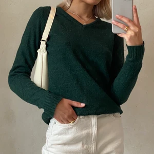 Stickad tröja - En supermjuk stickad tröja, sticks inte alls. Den är använd men har fortfarande mycket kvar att ge🤍