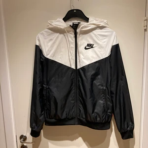 Nike vindjacka - En nike vind jacka bara använd ett antal gånger i väldigt fint skick inga märken. 