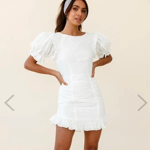 Studentklänning vit klänning  - Suuuuperfin studentklänning eller bara sommarklänning! Köpt o för stor för mig men bra i längden! Jag är hyfsat smal (smalare än hon i bilden för jämförelse). Köpt ifrån Selfie Leslie ifrån USA så jag har betalat både dyr frakr och tull därav priset. Nypris 800kr🥰