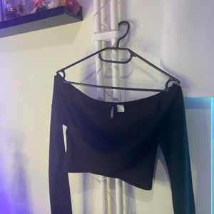 Svart omlott tröja strl S/XS - Svart omlott tröja i strl S/XS💕den är jätte fin och passar bra till sommaren💕kom privat för fler bilder och köpare står för frakten💕 