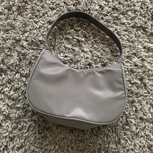 Grå väska  - Grå axelväska 
