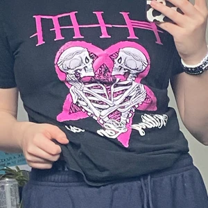 t-shirt med coolt tryck  - cool t-shirt med unikt tryck, nypris 130