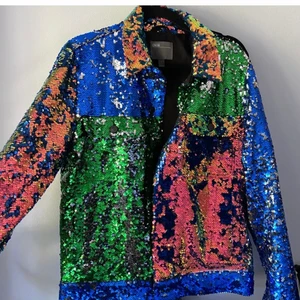 Paljettjacka - Paljettjacka från Asos! Älskar denna as coola jackan men får tyvärr inte användning av den. Köpte den här på Plick och har endast använt den en gång. Det finns inga slitningar och är i nyskick. Finns ej kvar på hemsidan.