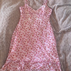 Urgullig klänning - Urgullig vintage klänning, ger så mycket kurvor, strl S/M änvänd fåtal gånger 100kr + frakt om det är fler intresserade blir det budgivning💗