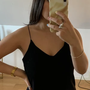 Sommarlinne från Gina tricot- strlk M - Aldrig använt! Linne från Gina tricot i strlk 38 men passar S-M. Stretchigt material. Korsning i ryggen. Köpare står för frakt💫