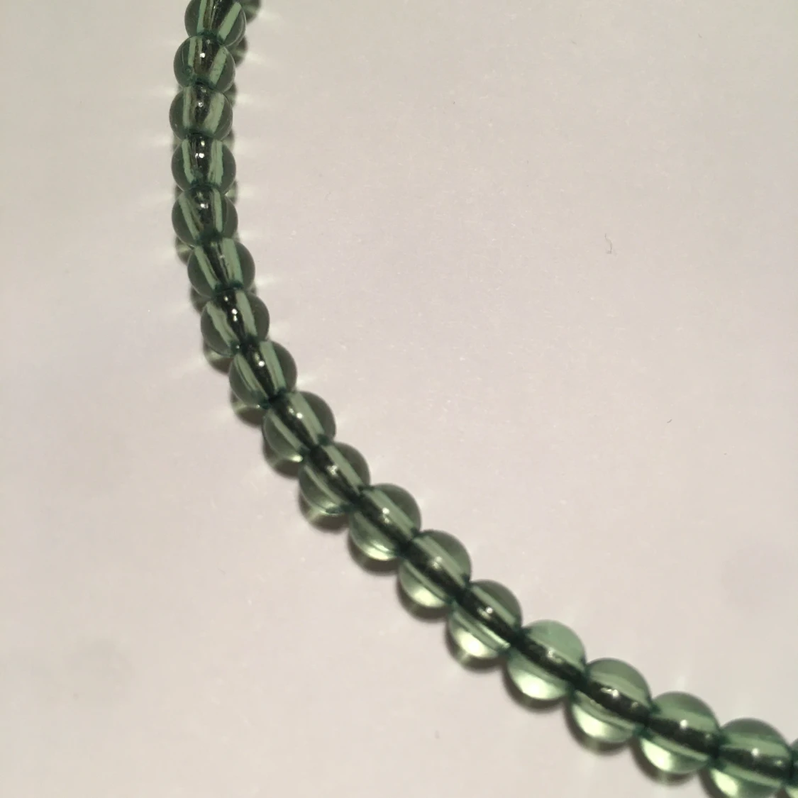 Halsband med gröna glaspärlor  - 90