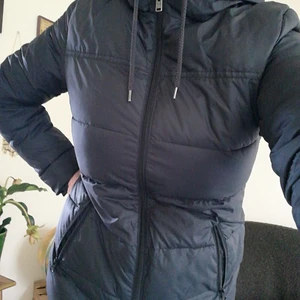 Dunjacka från Roxy strl. S - Svart, tunn dunjacka från skejt/snowboard märket Roxy med svart teddy fleece invändigt, två fickor fram och luva Nypris 2000:-