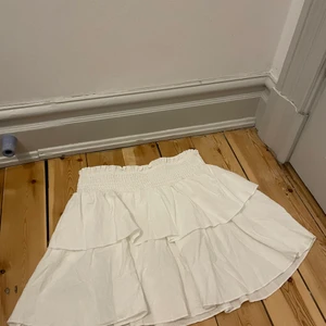 Sommarkjol! - Hej, jag håller på rensa och säljer de kläder jag inte använder! Här är en super fin sommar kjol med volanger som jag har två av! Buda i kommentarerna!