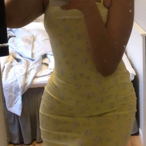 Blommig klänning  - Säljer denna blommiga klänning i storlek M, pris: 80kr + frakt ✨