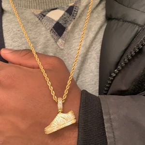 Cordell kedja  - Säljer min ganska ny köpta cordell kedja då jag precis köpt en tjockare, kedjan är 20 cm och väger ca 19g. 200kr grammet säljs den för (utan pemdant). Frakten står jag för efter betalningen. 