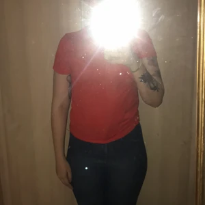 Röd tshirt - Röd tischa från Bikbok julen förra året, använd ca 2 ggr då en av dem för att fota denna annons. Sjukt röd! asså enormt röd, typ brandbilsröd, passar verkligen inte min stil eller hudton. Väldigt mjuk i alla fall och passar en xs-s. 
