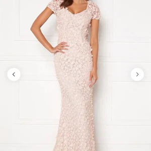 Ida Sjöstedt klänning Strl 38 - Aldrig använd men är uppsydd för mig som är 165 + 8 cm klackar. Köparen står för frakt