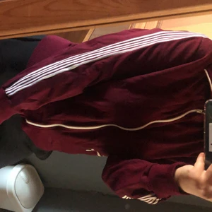 Tröja med dragkedja  - Text på ryggen ”LUGI”, står inte någon storlek men sitter som S❤️ 