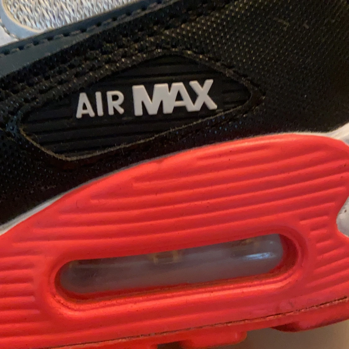 Ett par Air Max i röd, svart och vit. Köpare står för frakt. Det är i storlek 35.  - 91