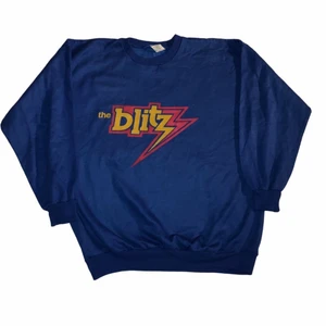 Blitz- vintage sweatshirt - En riktigt fin blå sweatshirt som har ett coolt vintage tryck med riktigt bra färger som man kan matcha med många andra klädesplagg. Köpt på Ross som är en amerikansk secondhandbutik.