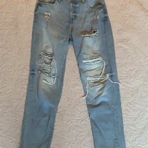 Ett par jättefina jeans ifrån H&M i storlek 38. Har använt dom 2 ggr. Jätte bra skick, +Frakten kostar 63 kr!