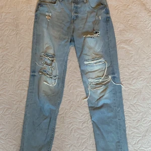 Ett par Jeans ifrån H&M i storlek 38 - Ett par jättefina jeans ifrån H&M i storlek 38. Har använt dom 2 ggr. Jätte bra skick, +Frakten kostar 63 kr!