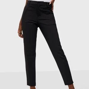 svarta kostymbyxor - <3 buda