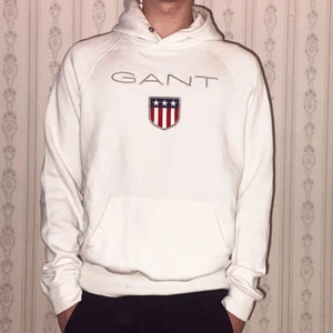 Vit Gant Hoodie - Gant tröja i bra skicka som jag inte använder. Snören som är vid toppen av tröjan har försvunnit i tvätten.