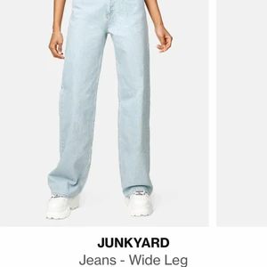 Byxor - Hej! Säljer mina junkyyard jeans nu! Dom är använda men i nyskick och finns inget fel alls på dom. Dom är uppsydda ca 4 cm och passar någon som är 150-165cm skulle jag gissa på, säljer pga att dom tyvärr inte kommer till användning mer🥺 Nypriset på dom var 500kr och säljer dom för 150kr+frakt, men priset är diskuterbart vid intresse.skriv gärna om ni har fler frågor eller vill ha fler bilder💓💓👍🏻