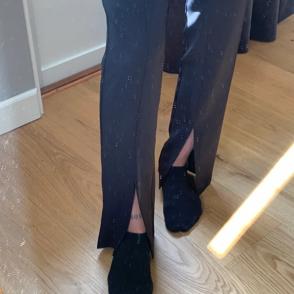 Svarta kostymbyxor från Gina Tricot, nästan aldrig använda då dom är för stora för mig. Jag är 170 och dom är perfekt i längden men tyvärr förstora i midjan. Byxorna har även slits. Det är storlek 34 men jag upplever dom som en 36a.. Jeans & Byxor.