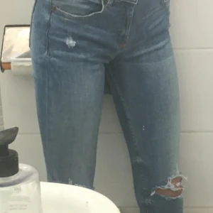 Jeans - säljer dom snyggaste tajtaste jeansen någonsin. dom sitter så bra speciellt vid midjan och dom är så sköna. har bara använt dom 3-4 gånger. annars aldrig. dom är tyvärr för korta på mig. jag är 164 så de hade nog passat på 158-161 runt där. kan hämtas upp i kristianstad. frakt diskuteras privat. har ni några frågor så är det bara att ställa. ha det bra❤️ 