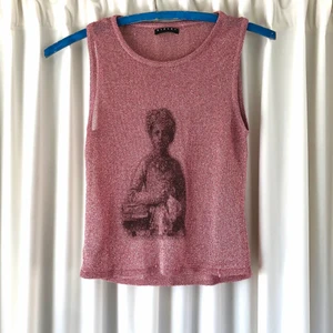 Glittrig topp - Glittrig topp i skönt material, snygg tryck på framsidan. Fint skick🌟