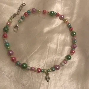 Pärlhalsband pastell svamp - så fint pärlhalsband i pastellfärger med en svamp-berlock i vitt silver🍄💗💚 justerbar storlek, frakt tillkommer på 15 kr :)