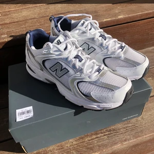 New Balance Skor Vita - New Balance skor i väldigt bra skick. Använd endast 1 gång och säljer för att de var för små. Köpt för 1100kr. Skriv gärna om du har några funderingar.          Kan eventuellt ta byten, och priset kan diskuteras.