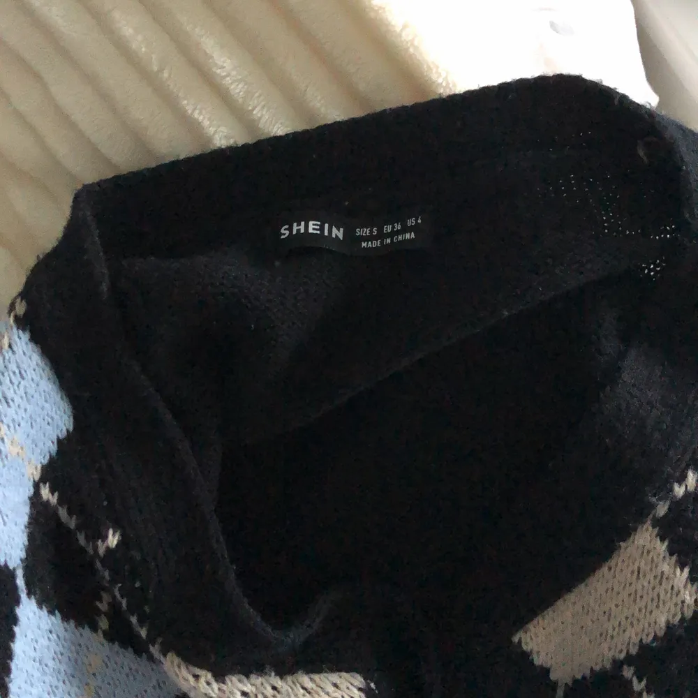 Superfin stickad tröja, köpt för 5 månader sedan och har användts ungefär 5 gånger. Helst Mötas annars står köparen för frakten!❤️ original pris 200 kr❤️. Stickat.