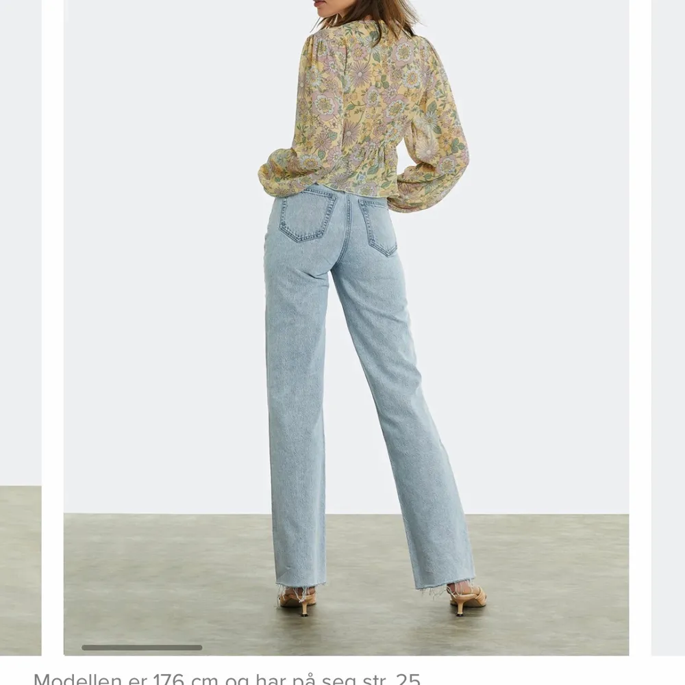 Säljer dessa sjukt snygga jeans från bikbok för 599+ fralt då dem kostar det nya och dem pass ej mig så kollar om någon vill ha då dem är slut sålda i st 27(motsvarar liten s. Jeans & Byxor.