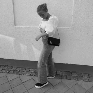 Jeans i storlek 32 - Säljer dessa jeans från hm, (fler bilder går att få privat). Dessa är små i storleken, använt hyfsat mycket köpa för ett år sedan ungefär, säljer för 120+ frakt, pris går att diskutera 