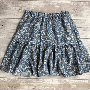  Blommig blå kjol Stl. XS - Beställde hem denna kjol men den passar inte så säljer den,  helt oanväd.