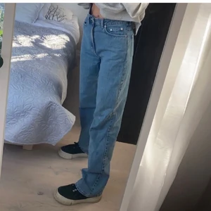 Weekday jeans row  - (Lånade bilder) Säljer dessa jeans från weekday i modellen ROW i storlek 25/32. Perfekta jeans och bra kvalité! Kan skicka fler bilder på förfrågan😇