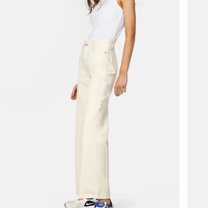 Vita wide leg jeans - Säljer dessa jeans från junkyard, aldrig använda. Nypris 499:- OBS! det står fel storlek i jeansen, det sa de i kassan när jag köpte dem. men de passar mig perfekt både i nohab och benen, är 165 cm och midjan är ca storlek 27