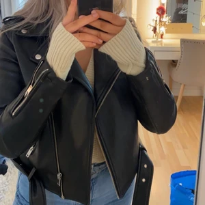 Skinnjacka  - Jättefin skinnjacka köpt ifrån Nelly men märket är Glamorous (slutsåld)💕 Inga som helst skador på jackan alltså i nyskick! Obs! Passar från en 32-38 beroende på att man vill att den ska sitta💕 nypris: 600