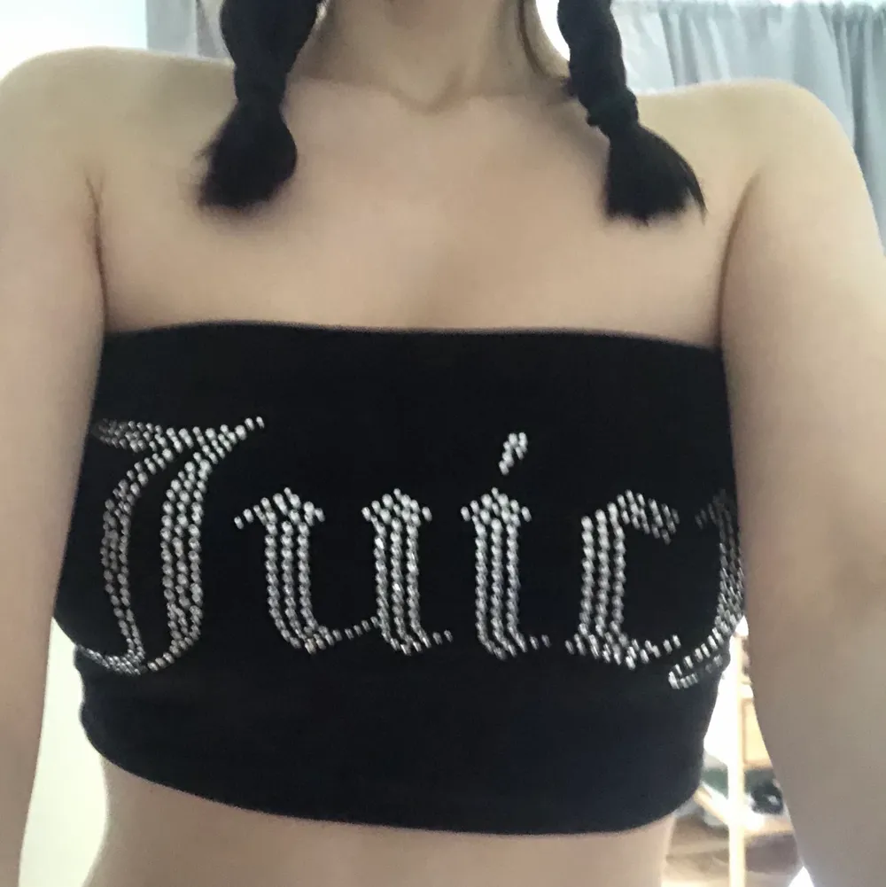 Svart tube top med gems från juicy couture. Aldrig använd, superfin! Nypris 450kr.. Toppar.