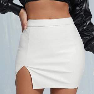 Säljer denna snygga vita kjol i fuskläder då jag råkade beställa dubbelt! Köpare står för frakten 