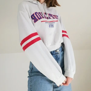  Hoodie - Jag säljer detta plagg på grund av för lite användning. Plagget är i storlek M men kan sitta som en M/S. Köparen står för frakten! 📦 (Priset visas exkl. frakten) 