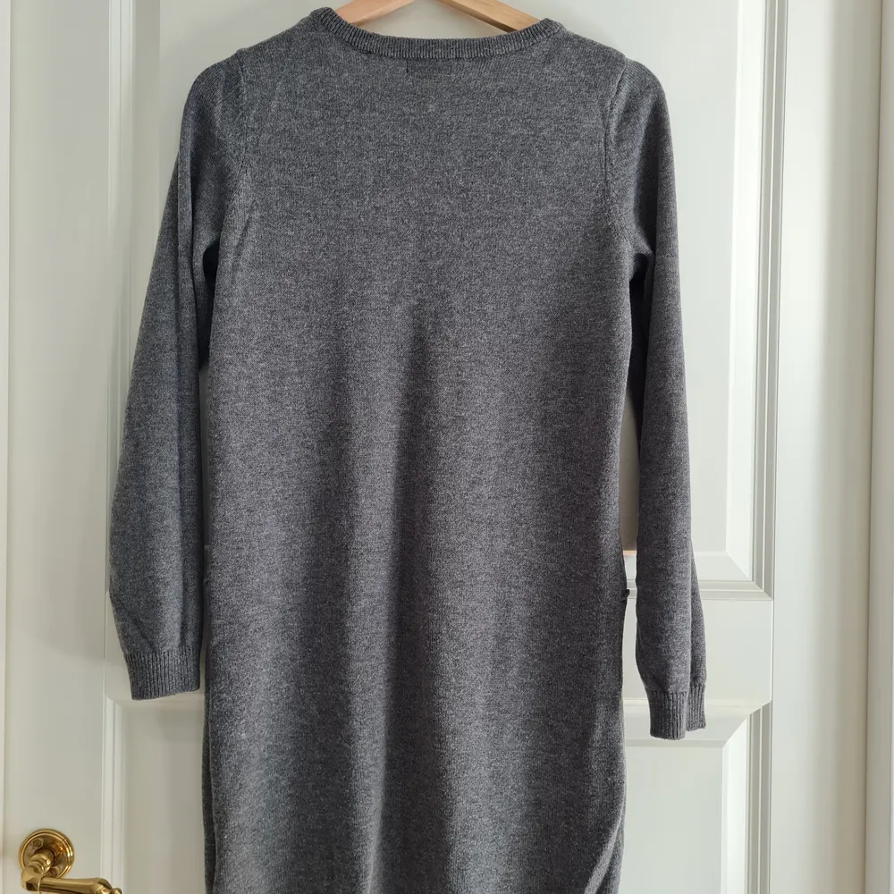 Grey comfy knitted dress. Looks like new 😊 Total length 79 cm.. Stickat.