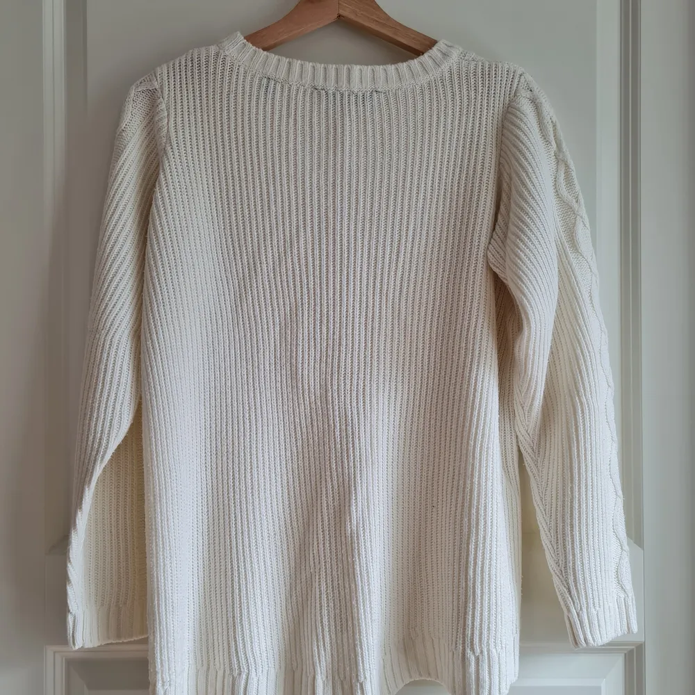 Off-white sweater. Perfect condition 🥰 Great for both autumn and winter as well as summer evenings 🌙☀️ Size 36/38.. Tröjor & Koftor.