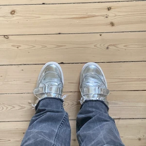 silvriga kardborr skor - säljer dessa silvriga skor med kardborre och vit sula, köpt på zara