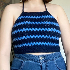 Blå virkad topp! - Topp virkad av mig! Passar strl XS-L eftersom den går att reglera i rygg och nacke. 250 kr + frakt. Hör av dig vid frågor!💓