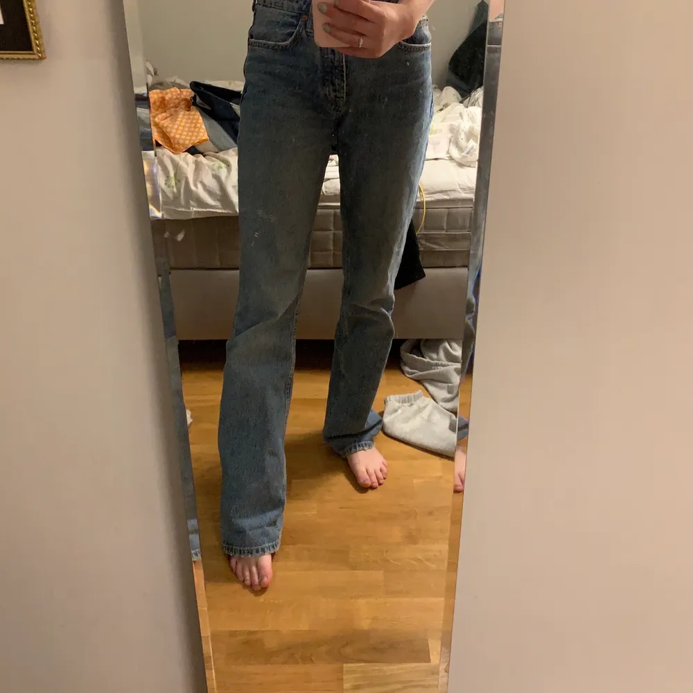 Dessa jeans från zara som just nu är så poppis. Använda av mig 1 gång och är i jättefint skick! Samma modell som på sista bilden. Jag är 170 cm oh de går ner till marken på mig. Skriv för fler bilder, frakt 60kr. Jeans & Byxor.