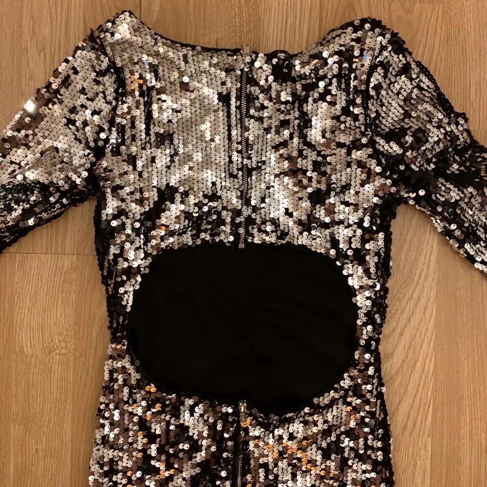 Säljer denna glittriga klänning från bikbok. Använd fåtal gånger så är i jättebra skick 💖💖Hör av dig i dm om du skulle vara intresserad 🥰. Klänningar.
