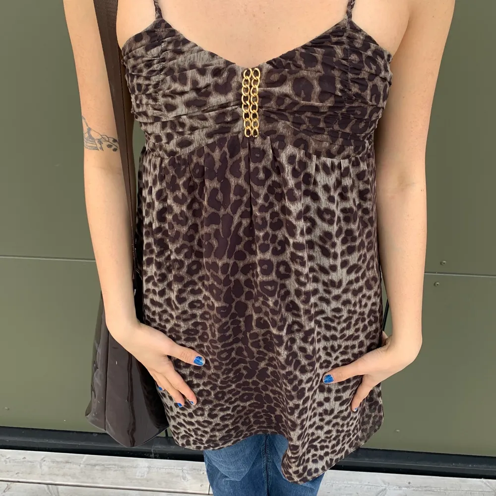  snyggaste leopard klänningen! Skitsnygg över byxor och även utan, perfekt för sommaren 💓 köpte från second hand , äldre modell från Gina 🥰 modellen är 173 passar xs-m #stretch . Klänningar.