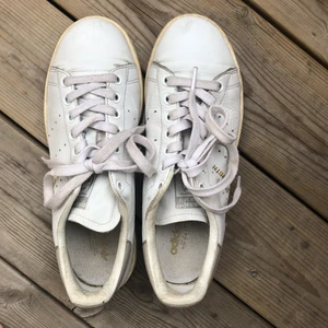 Adidas Stan Smith vita med beige sula  - Vita stan Smith med beige sula. Strl 39,5 (US 6,5 UK6) 