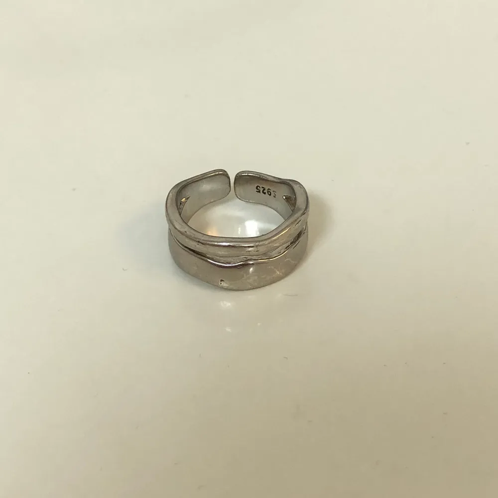 Super söt ring i sterling silver. Ringen är justerbar så perfekt för den som inte riktigt vet sin ringstorlek. . Accessoarer.